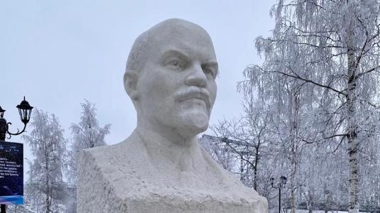 Вернули Ленина: бюст вождя мирового пролетариата занял свое место у здания бывшего штаба ПВО