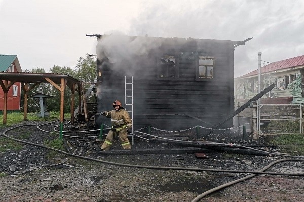 В Заостровье в пожаре погибла семья с двумя детьми