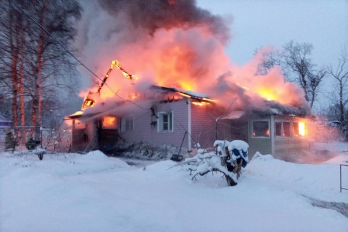 В Исакогорском округе Архангельска сгорел деревянный дом
