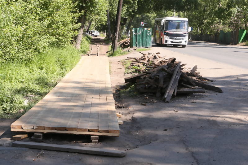 В Ломоносовском округе Архангельска ремонтируют мосточки