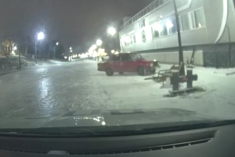 21-летний водитель "семёрки" разрушил скамейки на набережной Архангельска