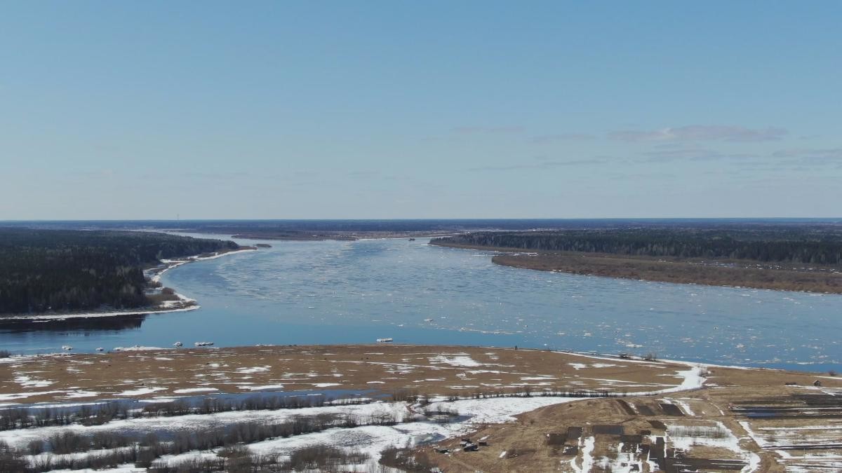 На реках Поморья лёд быстро разрушается от воздействия волн