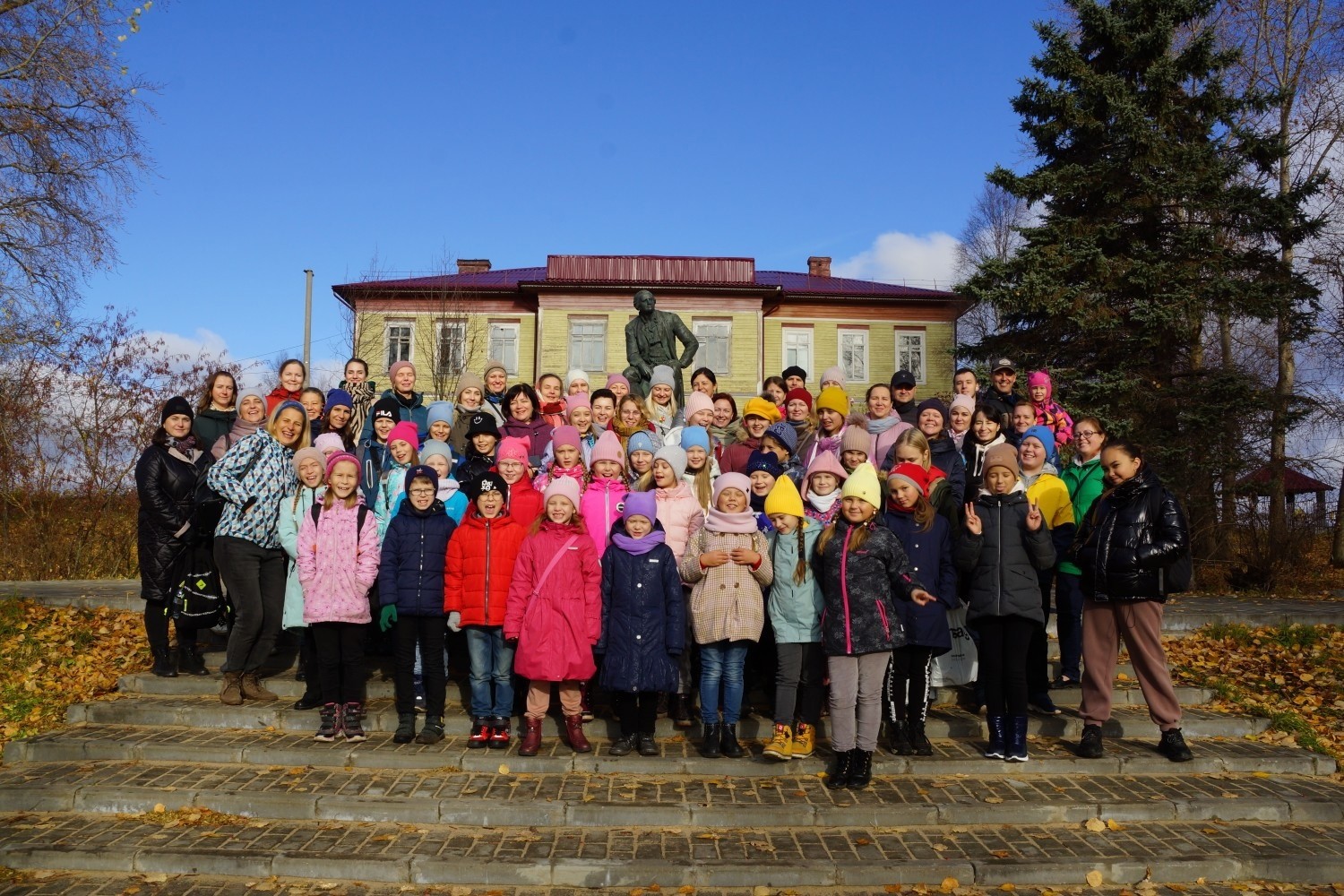 В Холмогорском районе с фольклорной композицией выступил детский музыкальный театр «Страна Чудес» 