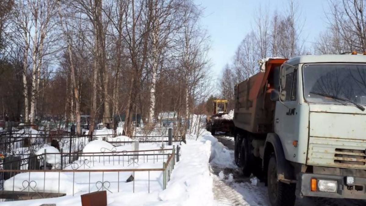 В Архангельске очищают от снега территорию Жаровихинского кладбища