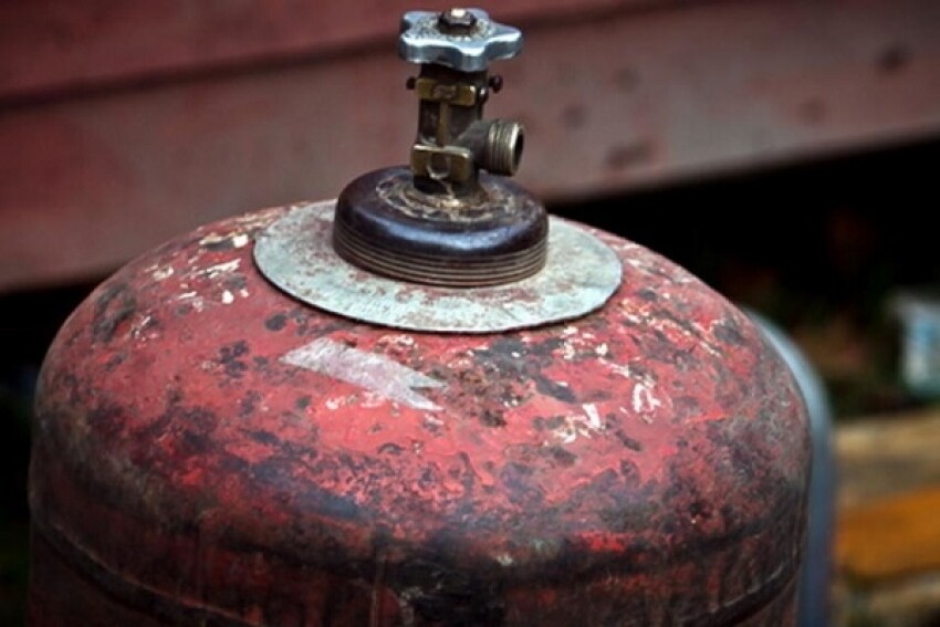 В Котласском районе пожарные эвакуировали пять газовых баллонов из горящего гаража