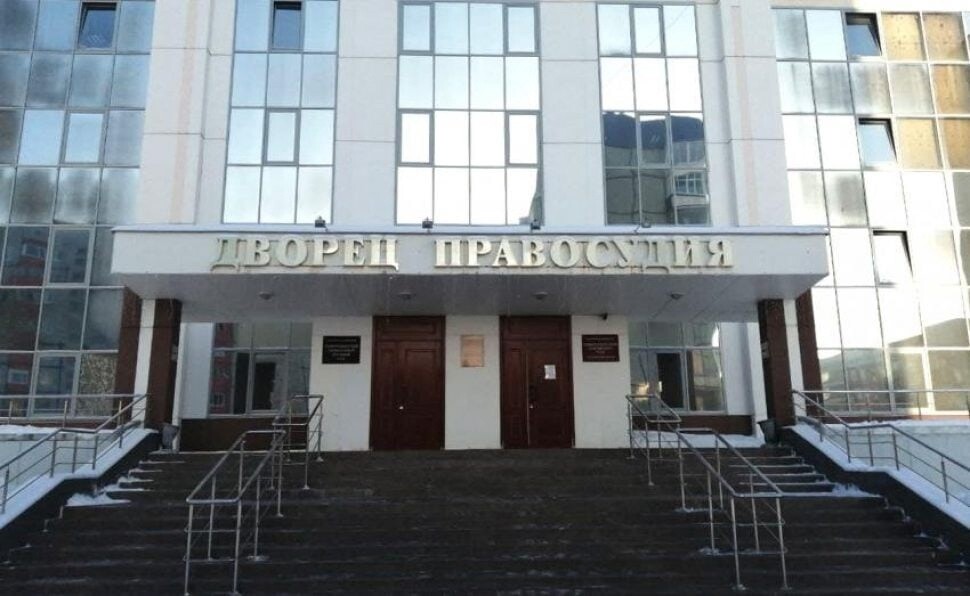 Размещение антивоенной наклейки на автомобиле обошлось жительнице Северодвинска в 15 тысяч рублей 