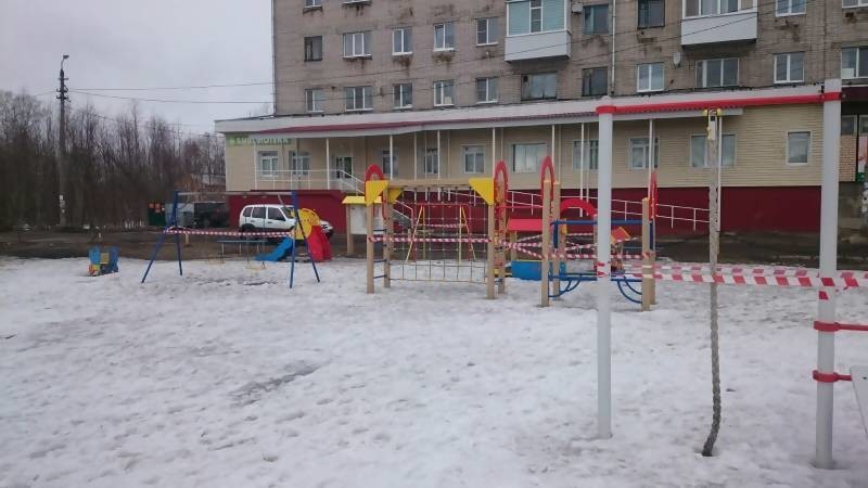 В Архангельске закрывают лентами детские площадки