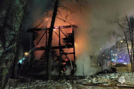 Минувшей ночью пожарные службы отстаивали деревянный дом в центре Архангельска