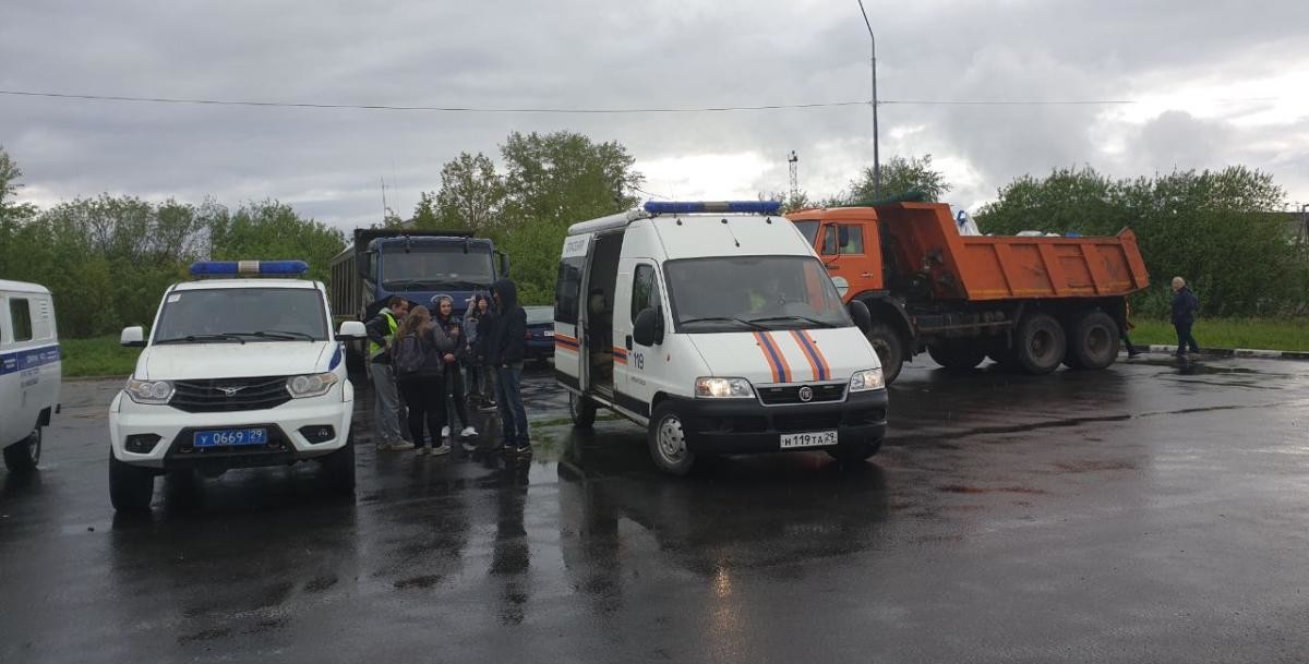 Архангельские активисты остановили самосвалы с подозрительным мусором 
