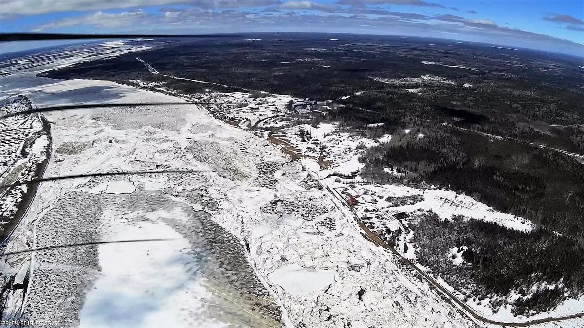 На Маймаксанском рукаве Северной Двины наблюдается редкий ледоход