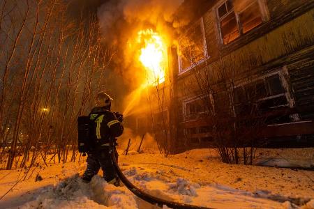 В Архангельске накануне тушили крупный пожар в нежилой «деревяшке»