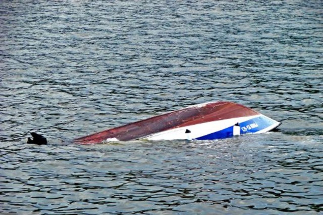 На реке в Архангельске перевернулась лодка с людьми