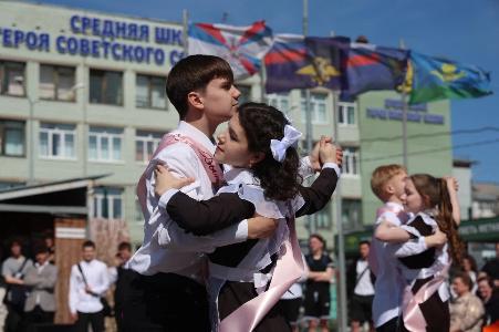В школах Архангельска прозвучали последние звонки