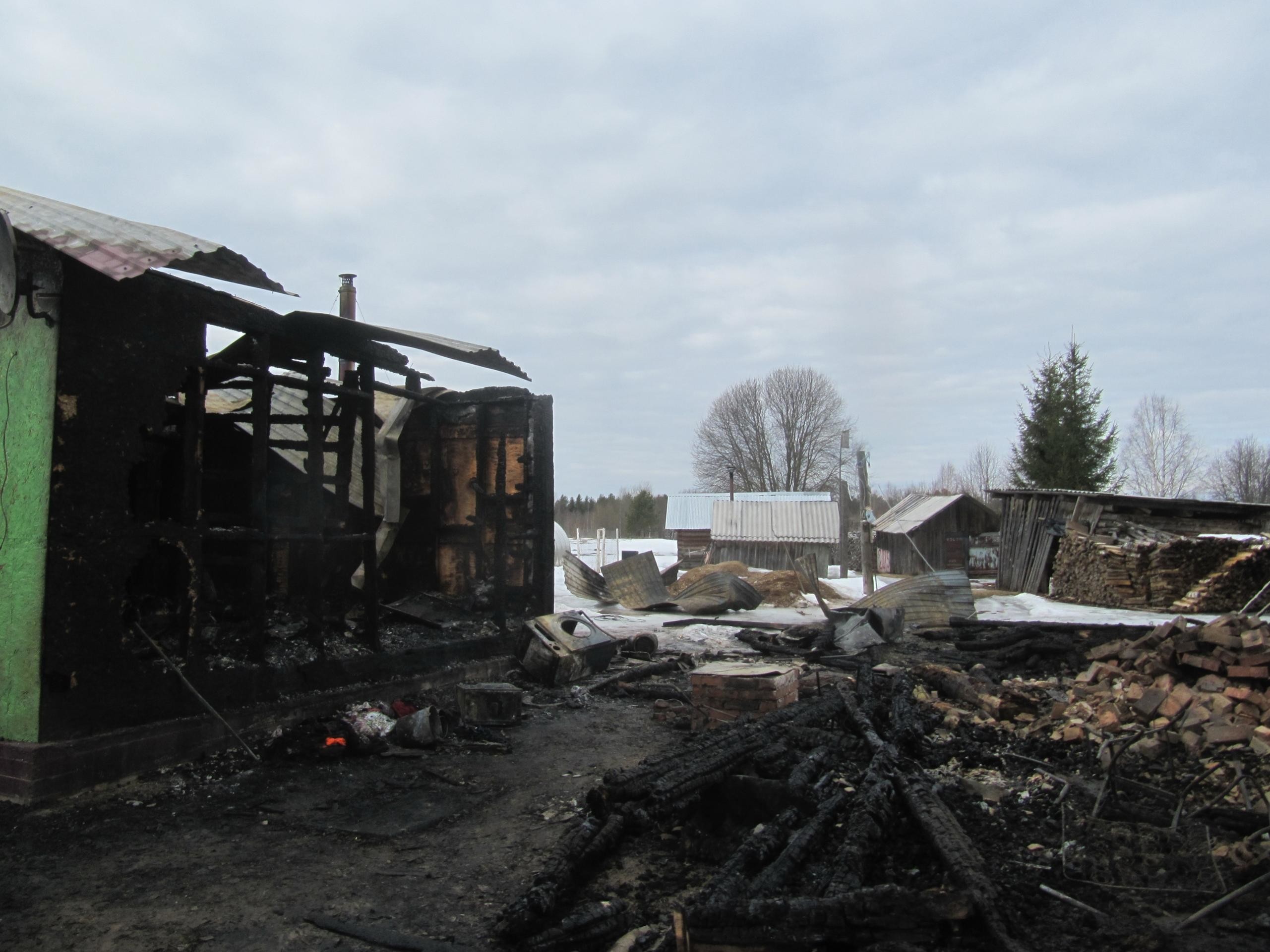 Пожар в старой избе оставил жителей Вельского района без жилья