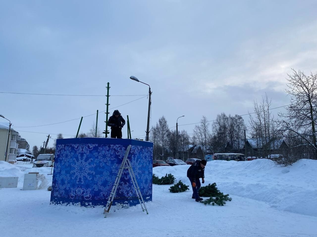 В Архангельске начали убирать новогодние ёлки: фото 