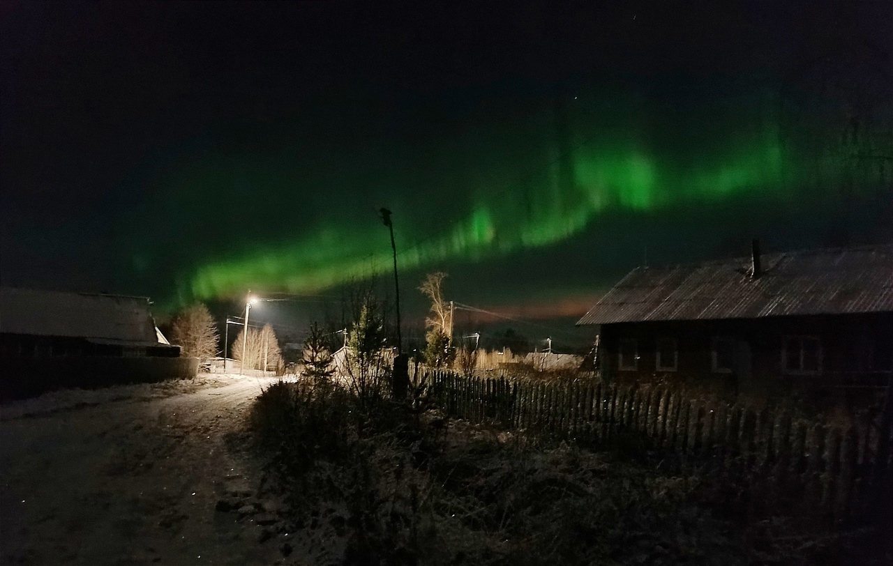Жители Архангельской области делятся в соцсетях фотографиями северного сияния