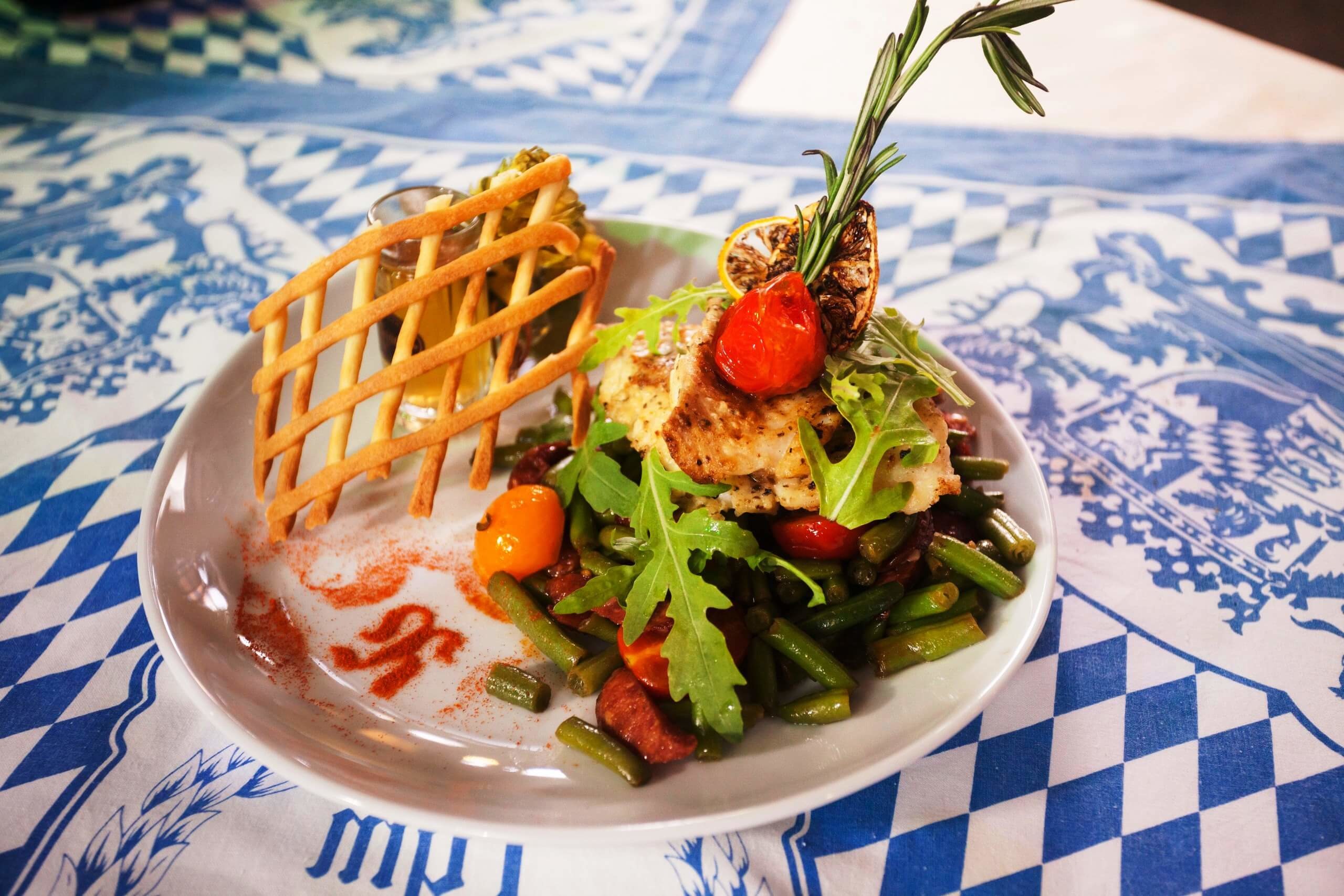 Изысканный ужин. Немецкий ужин холодные блюда. Воскресный семейный обед. Холодный ужин. Стол с едой.