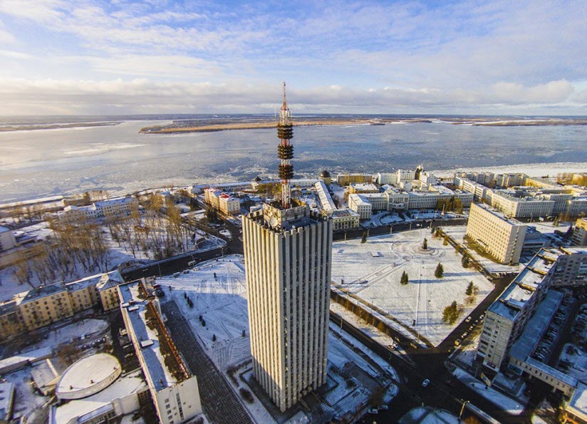 Город архангельск находится. Высотка Архангельск. Высотка Архангельск шпиль. Архангельск высотка зима. Архангельск центр.