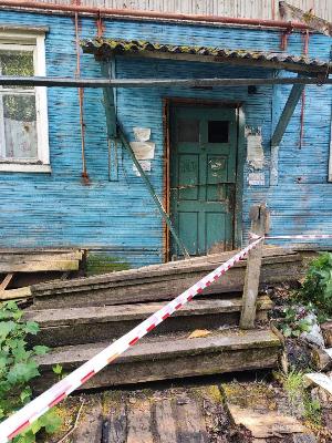 В Архангельске сошел со свай деревянный жилой дом