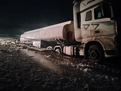 Автоцистерна проломила лед в Мезенском округе