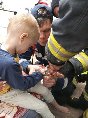 Двухлетнему малышу из Архангельска потребовалась помощь спасателей