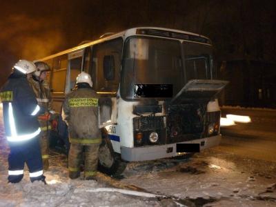 На территории автотранспортного предприятия Архангельска загорелся автобус
