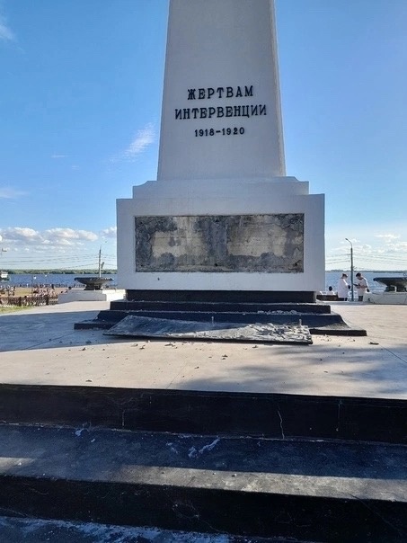 В юбилейный День города памятник жертвам интервенции в Архангельске надругался сам над собой