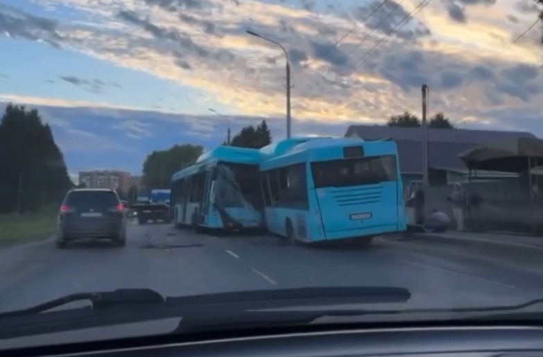 В Архангельске произошло лобовое столкновение двух пассажирских автобусов 