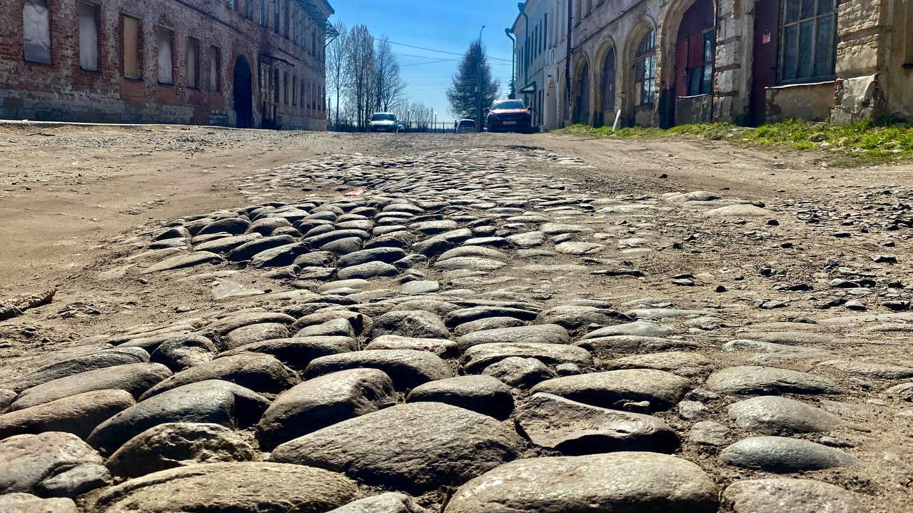 Остатки булыжной мостовой скоро могут закатать в асфальт в центре Архангельска