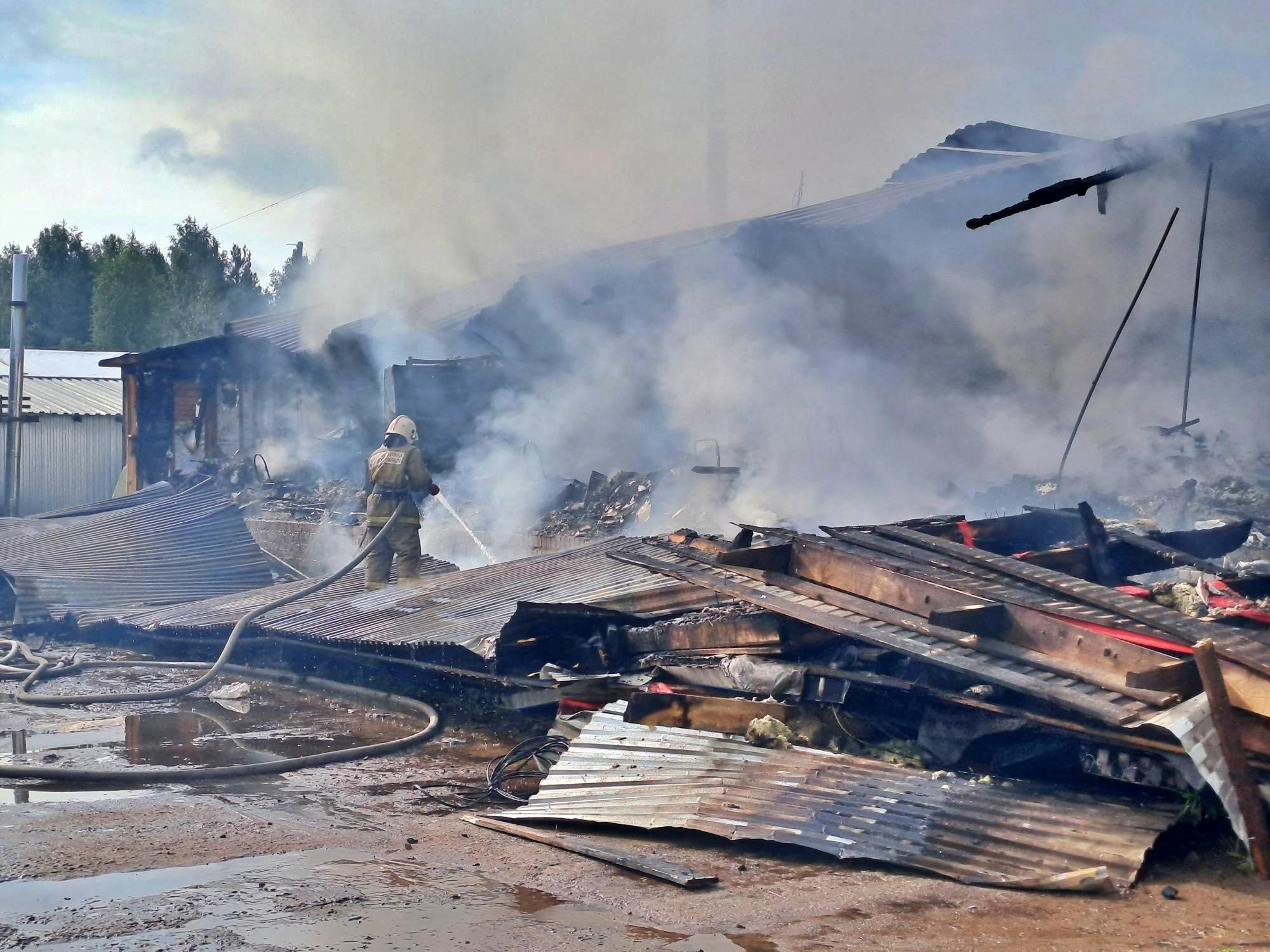 В Виноградовском округе горят складские помещения 