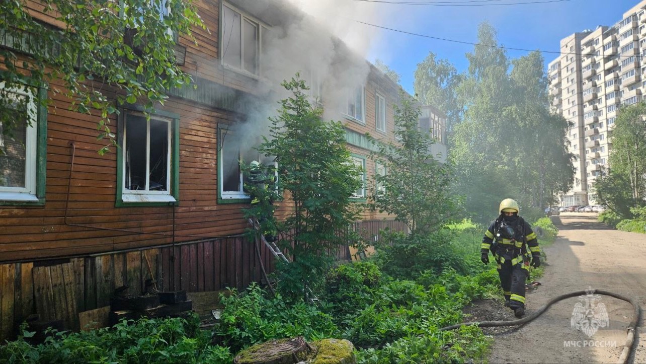В Архангельске горит многоквартирный жилой дом