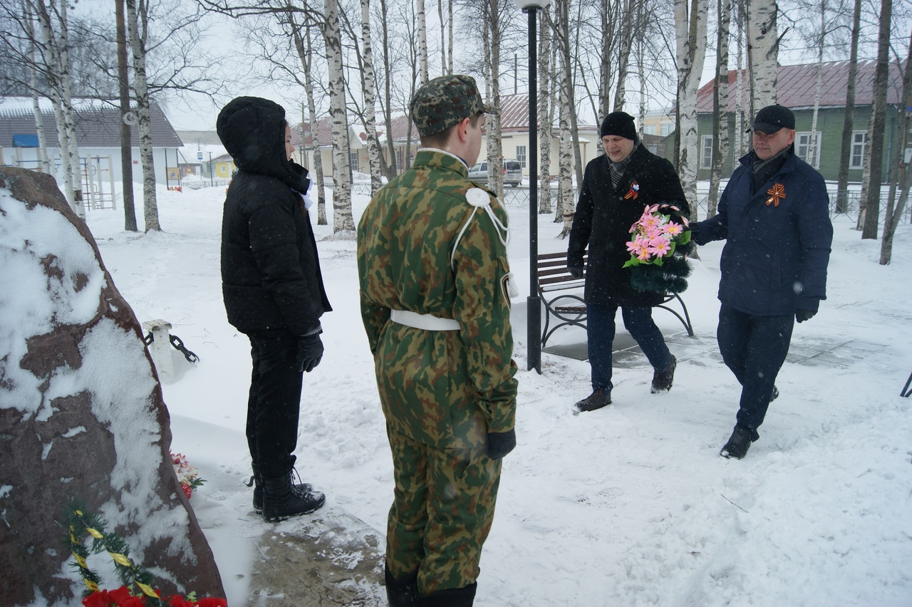 Возложение цветов в Мезени