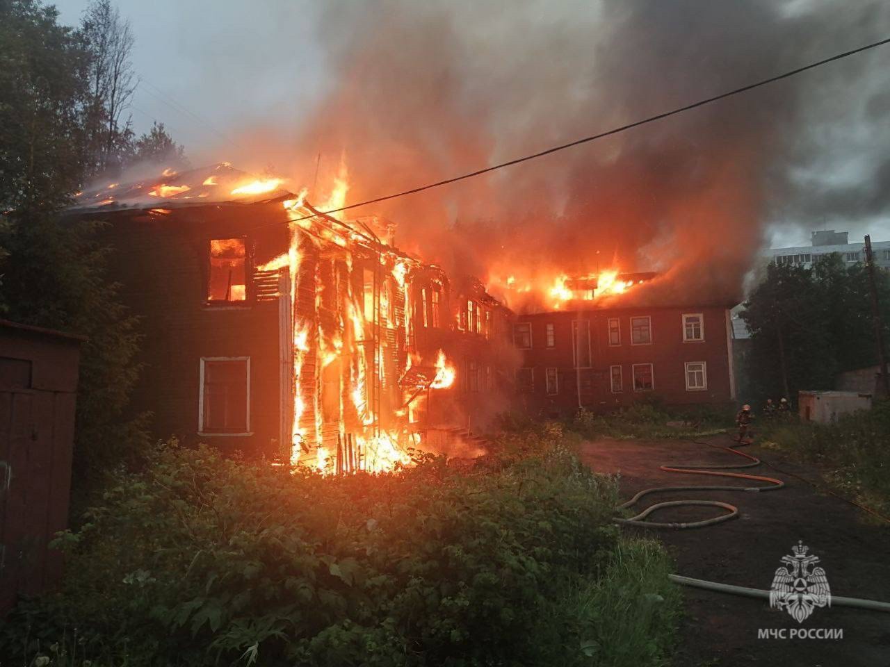 В Архангельске ликвидируют пожар в расселенном деревянном доме в переулке Водников