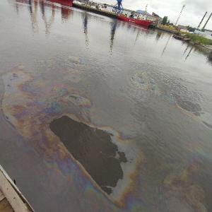 Жители Архангельска сообщают о нефтяных пятнах на Соломбалке