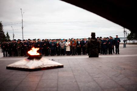 День памяти и скорби: в годовщину начала Великой Отечественной войны на площади Мира в Архангельске зажглись свечи памяти