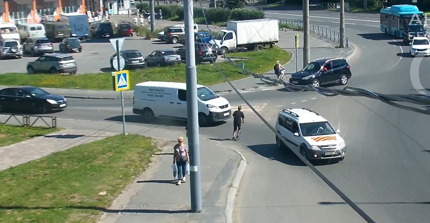 Подросток на самокате попал под колеса иномарки в центре Архангельска 