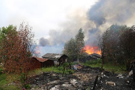 В Мирном горит более десяти жилых построек
