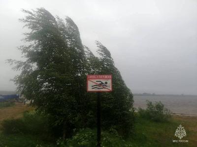 В Архангельской области ищут ребенка, который пошел купаться в шторм