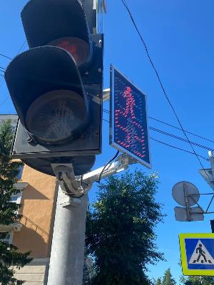 На перекрестке Троицкого и Карла Либкнехта модернизировали светофорную секцию для пешеходов
