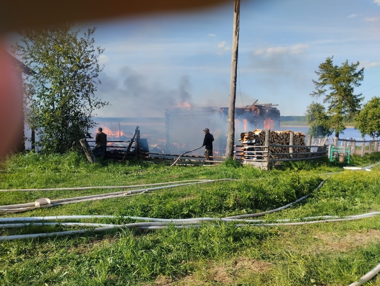 Огонь уничтожил два дома в деревне Мезенского округа