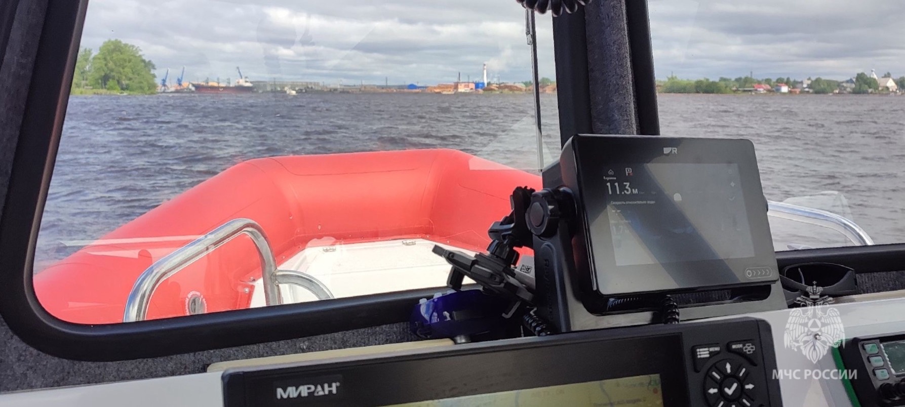 В Белом море продолжаются поиски подростка, пропавшего на лодке в шторм 