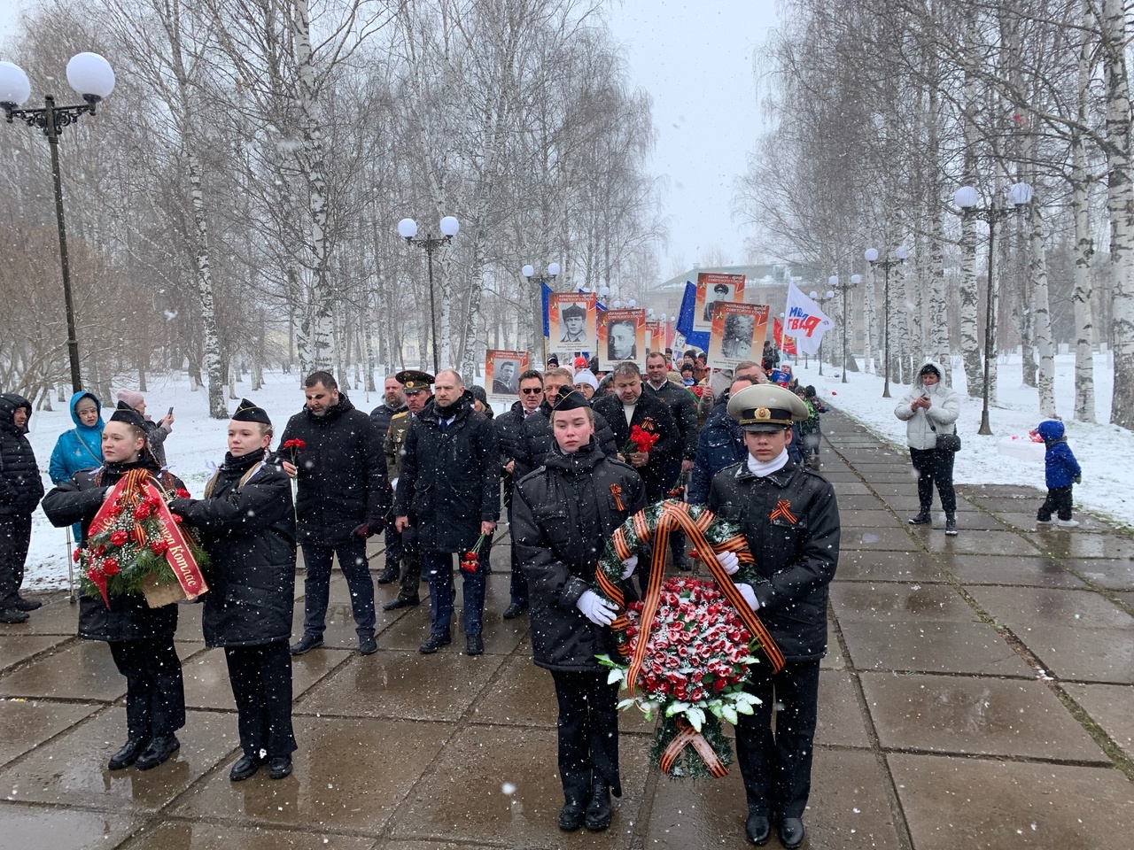 Возложение венков в обелиску в Котласе